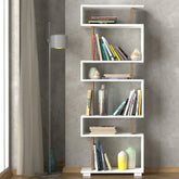 Bibliothèque Eleva en bois blanc et bois foncé avec livres et objets déco